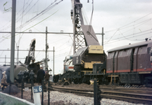 830634 Afbeelding van de berging van de wagens van de ontspoorde goederentrein ter hoogte van de Albatrosstraat te ...